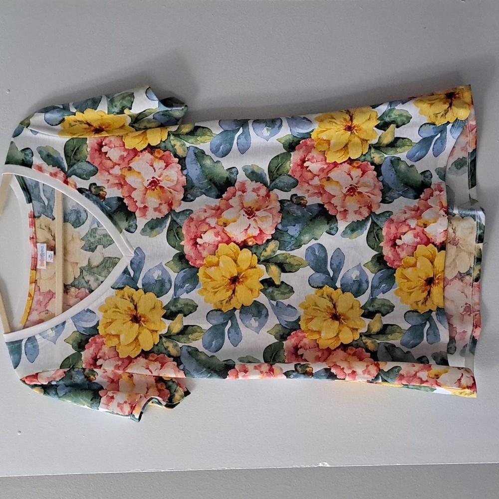 Lularoe Christy tee M